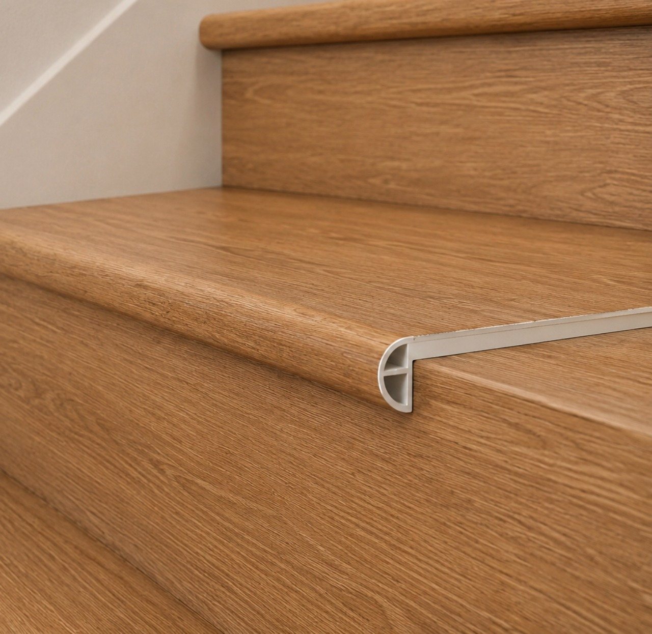 Nariz de grada en escalera con piso SPC Anthology